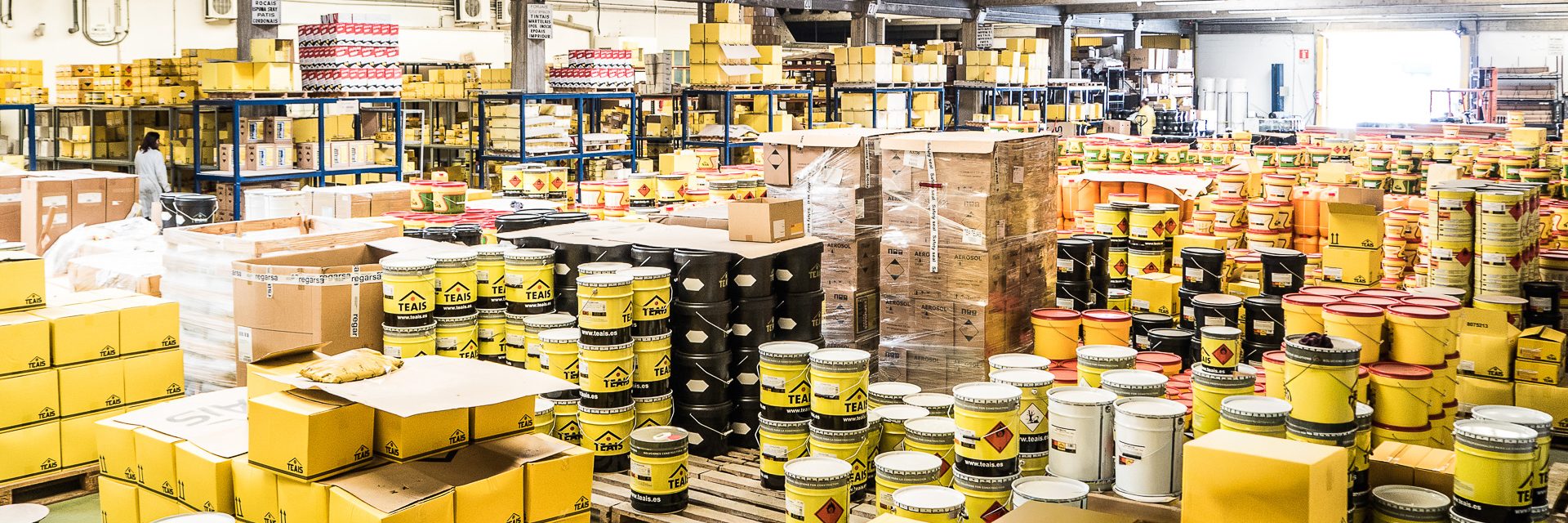 Fotografía industrial de almacén.
