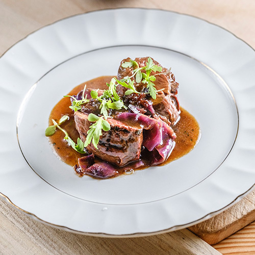 Fotografía de un plato de carne asada.