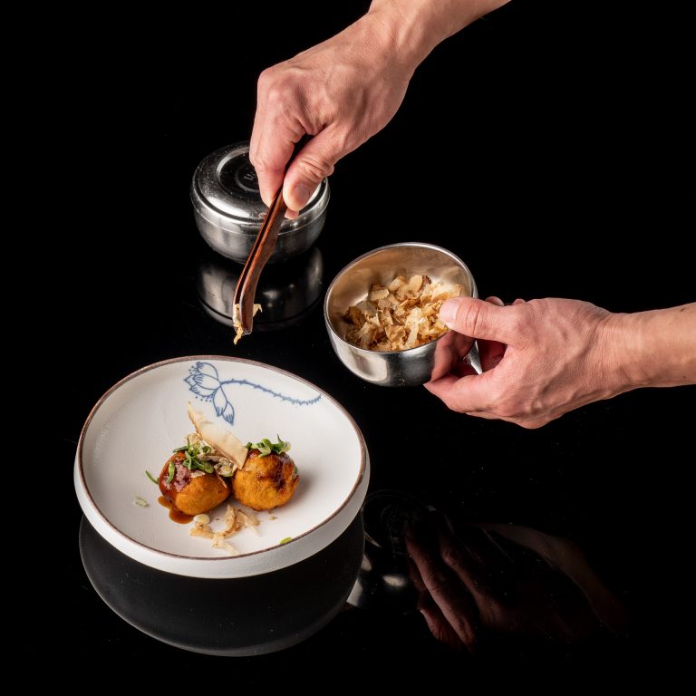 Fotografía de producto, plano detalle de manos de cocinero.