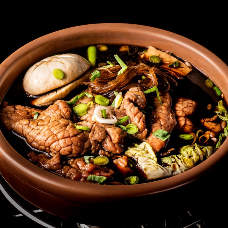 Plato de comida con iluminación de estudio.