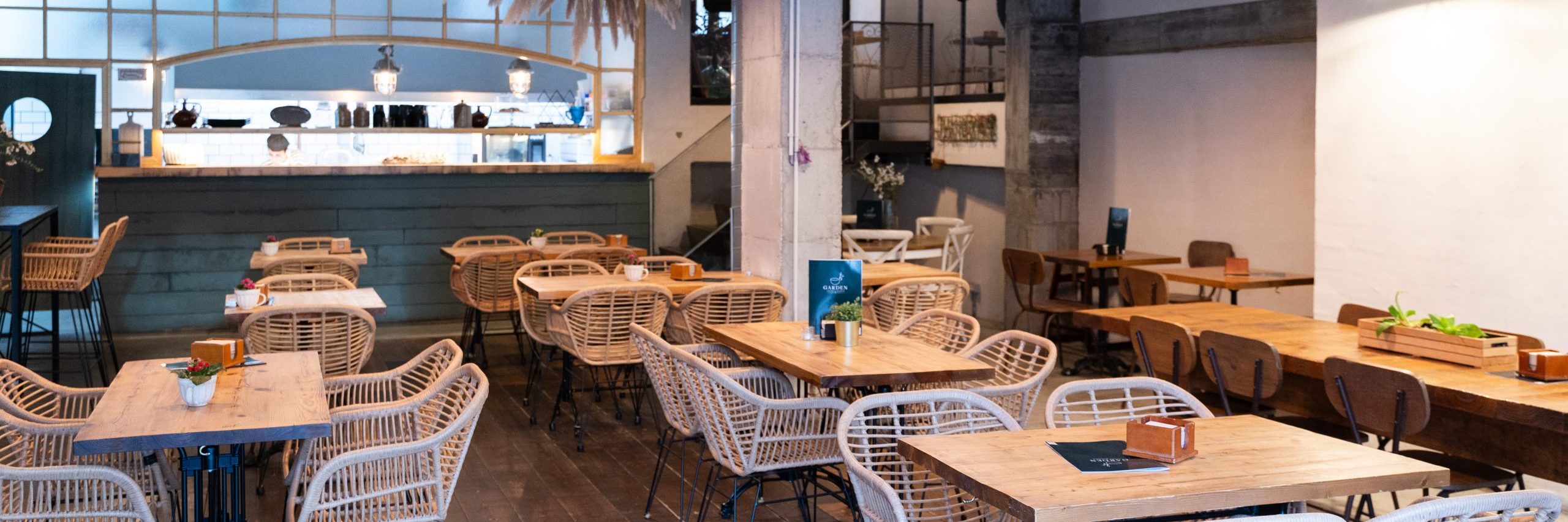 Fotografía de las instalaciones interiores de un café