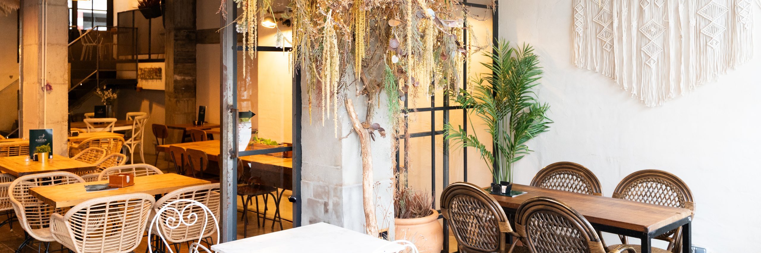 Fotografía de la decoración de una cafetería.