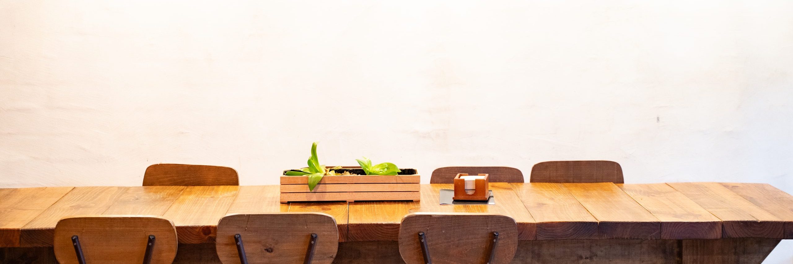 Plano detalle de la decoración de una cafetería.