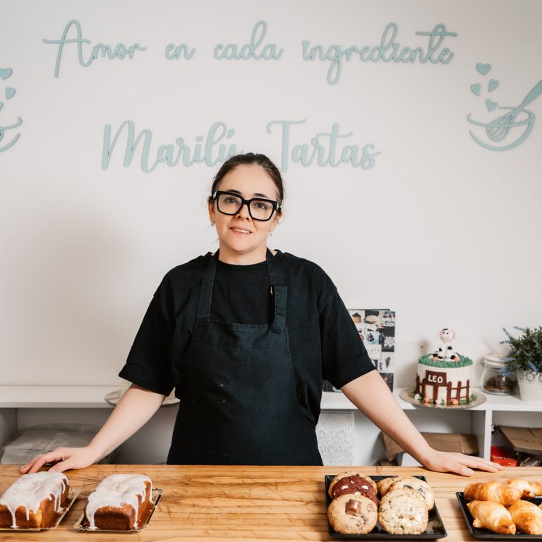 Fotografía de imagen personal de una repostera sobre fondo blanco.