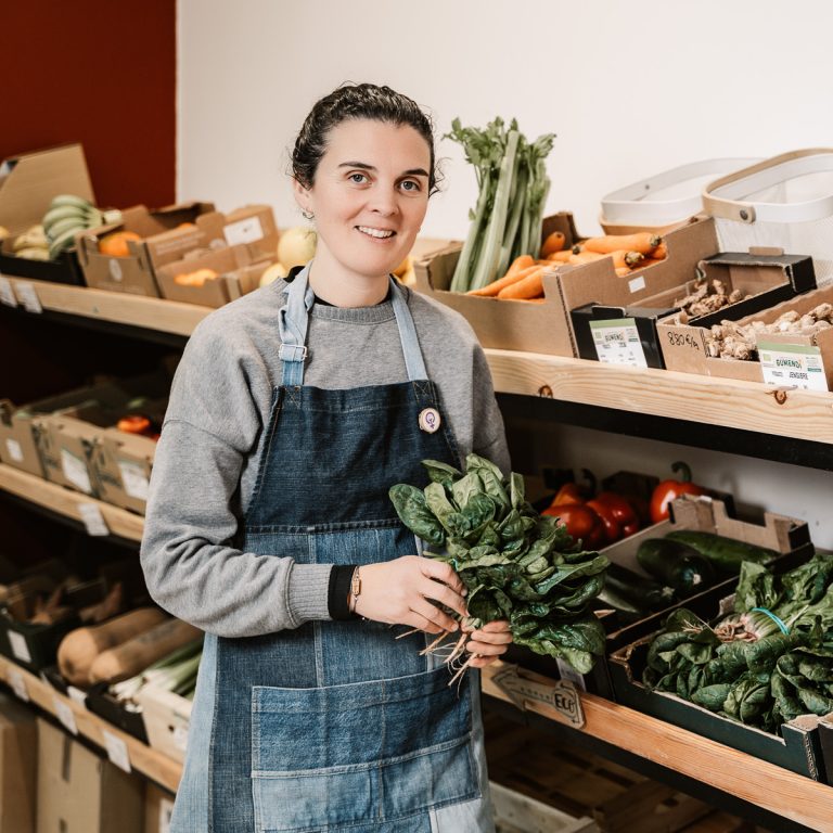 Retrato corporativo en ambiente laboral de una empresaria
