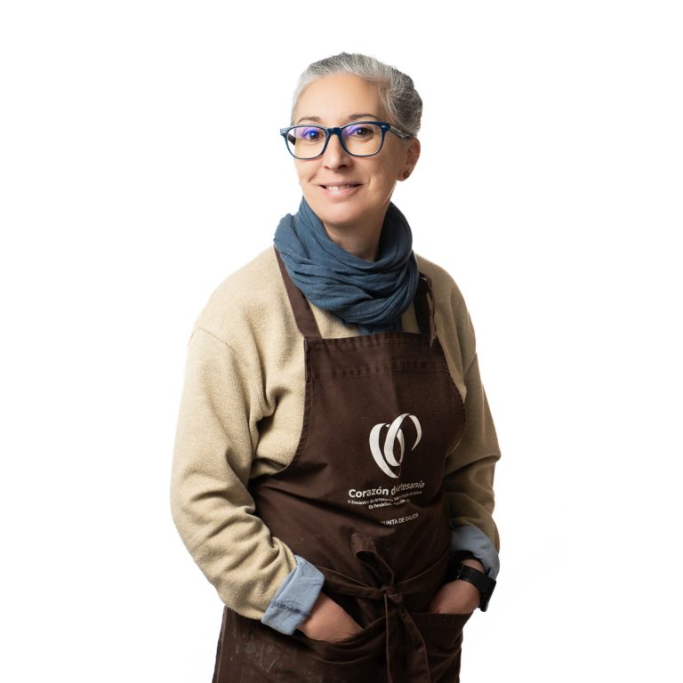 Retrato de medio cuerpo de una artesana del cuero