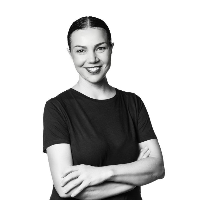 Retrato de corporativo en blanco y negro sobre fondo blanco de una empresaria de Arteixo