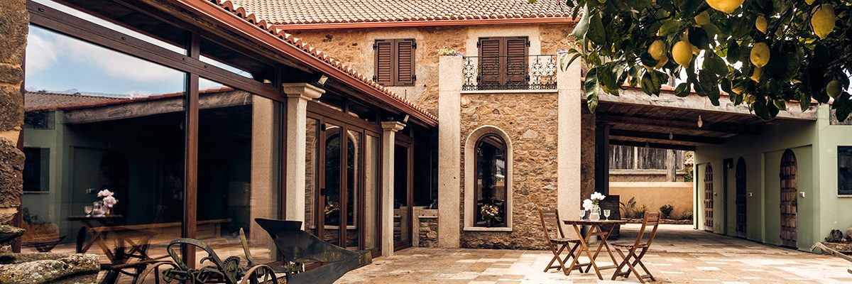 imagen exterior de una casa rural en laracha