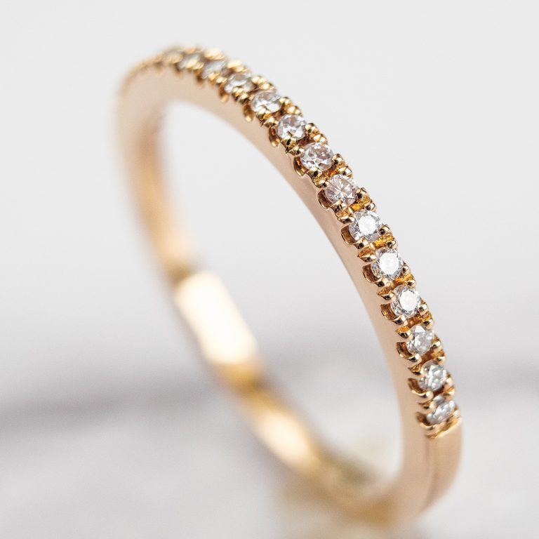 Detalle de anillo de diamantes