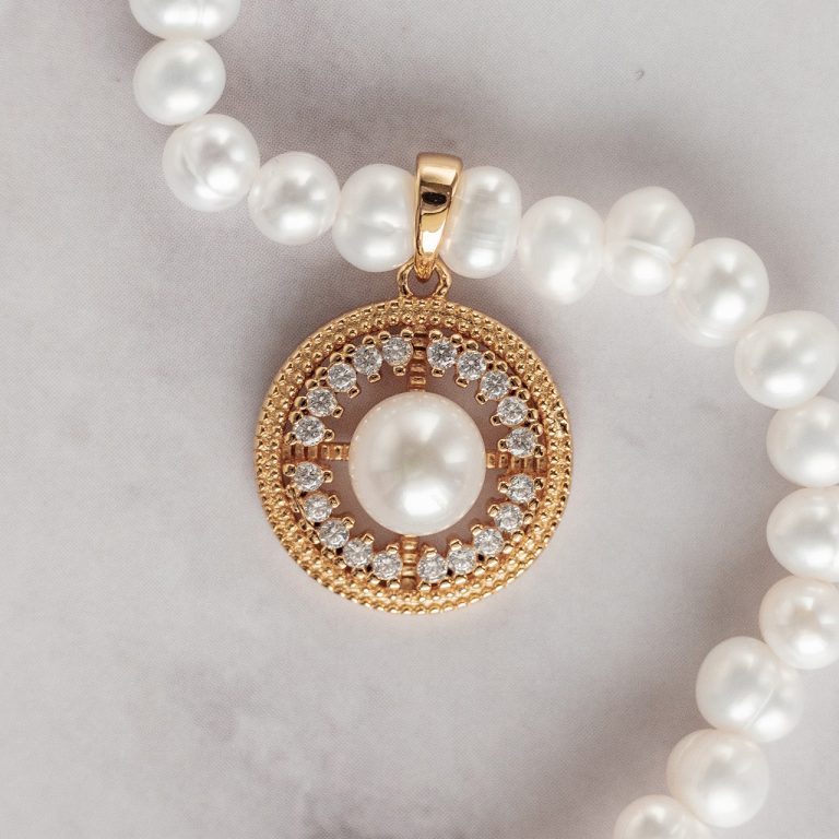 Collar de perlas con una pieza central de perla engarzada en oro